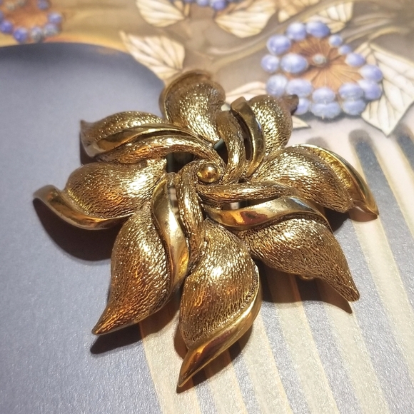 VTG Oscar de la Renta Heavily Gold Plated Brooch - Picture 6 of 6